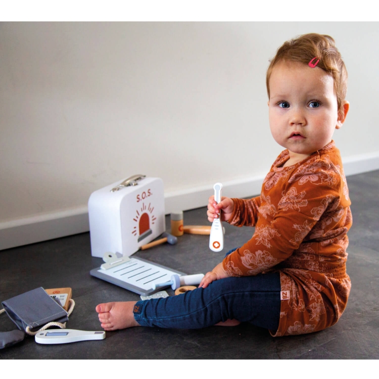 set dottore in legno con strumenti